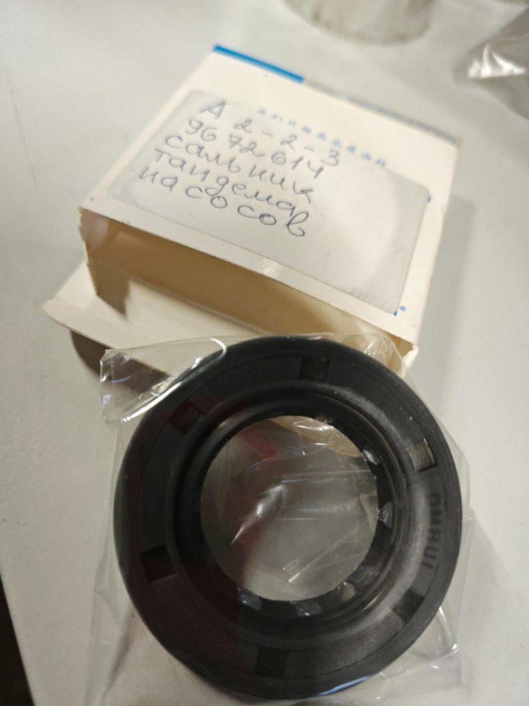 9672614 Сальник тандема насосов Eaton (Buhler 2000)