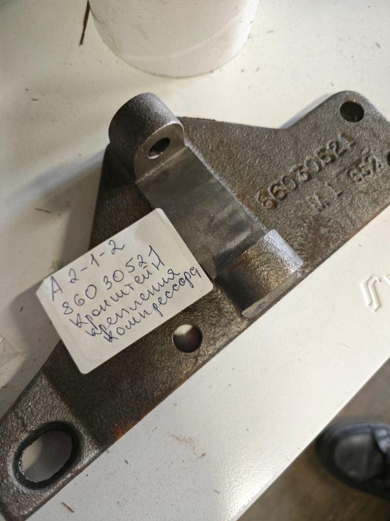 86030521 Кронштейн крепления компрессора Buhler 2000 (QSM11)